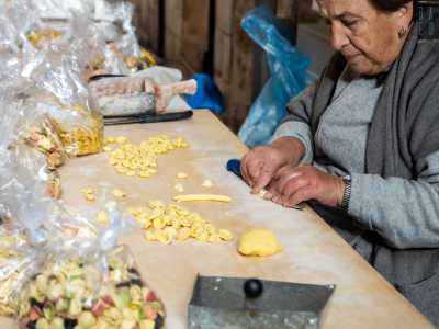 ...la trascina con la lama verso di s� per qualche centimetro (da qui il nome di strascinate) e le d� infine la forma concava con l�aiuto dei due indici